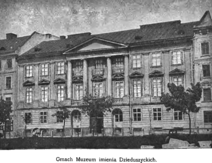 Fasada Muzeum Dzieduszyckich we Lwowie z neoklasycznym designem, kolumnami i licznymi oknami. Przed budynkiem znajdują się drzewa i mały trawnik.