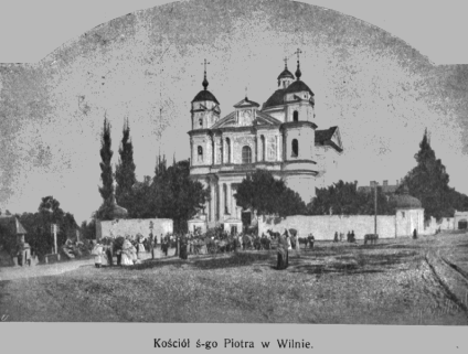 Kościół św. Piotra w Wilnie z barokową fasadą, otoczony wysokimi drzewami i zgromadzeniem ludzi na pierwszym planie.