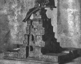 Model zwycięskiego projektu Stanisława Szukalskiego na pomnik Mickiewicza w Wilnie, przedstawiający schodkową strukturę z postacią i orłem na szczycie.