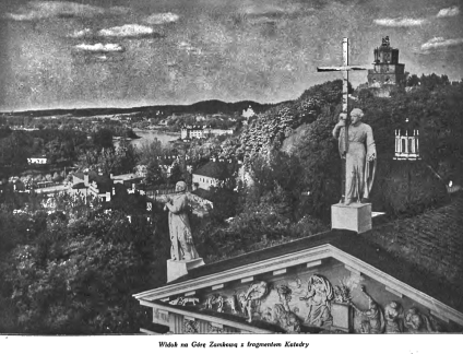 Widok na Górę Zamkową w Wilnie z fragmentem katedry. Na pierwszym planie rzeźby na dachu katedry, w tle widoczna Baszta Giedymina.