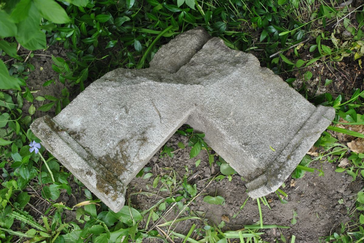 Fragment nagrobka Hipolity i Antoniego Trzcińskich, cmentarz w Daraganówce
