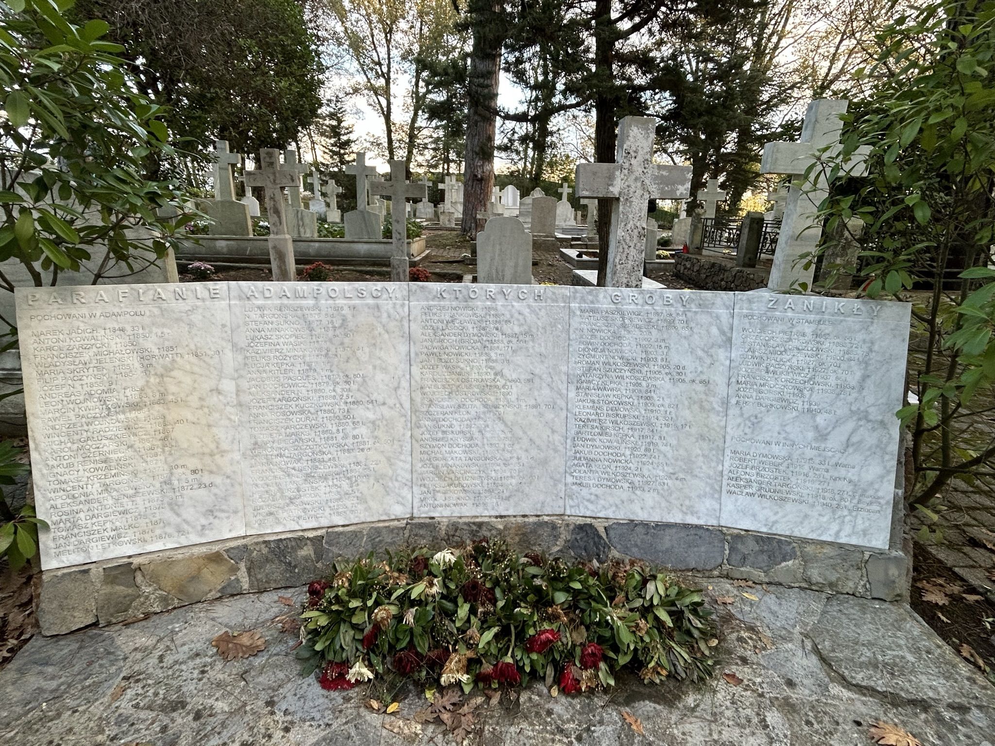 Tablice za pomnikiem pamięci zmarłych parafian w Adampolu, cmentarz katolicki w Adampolu