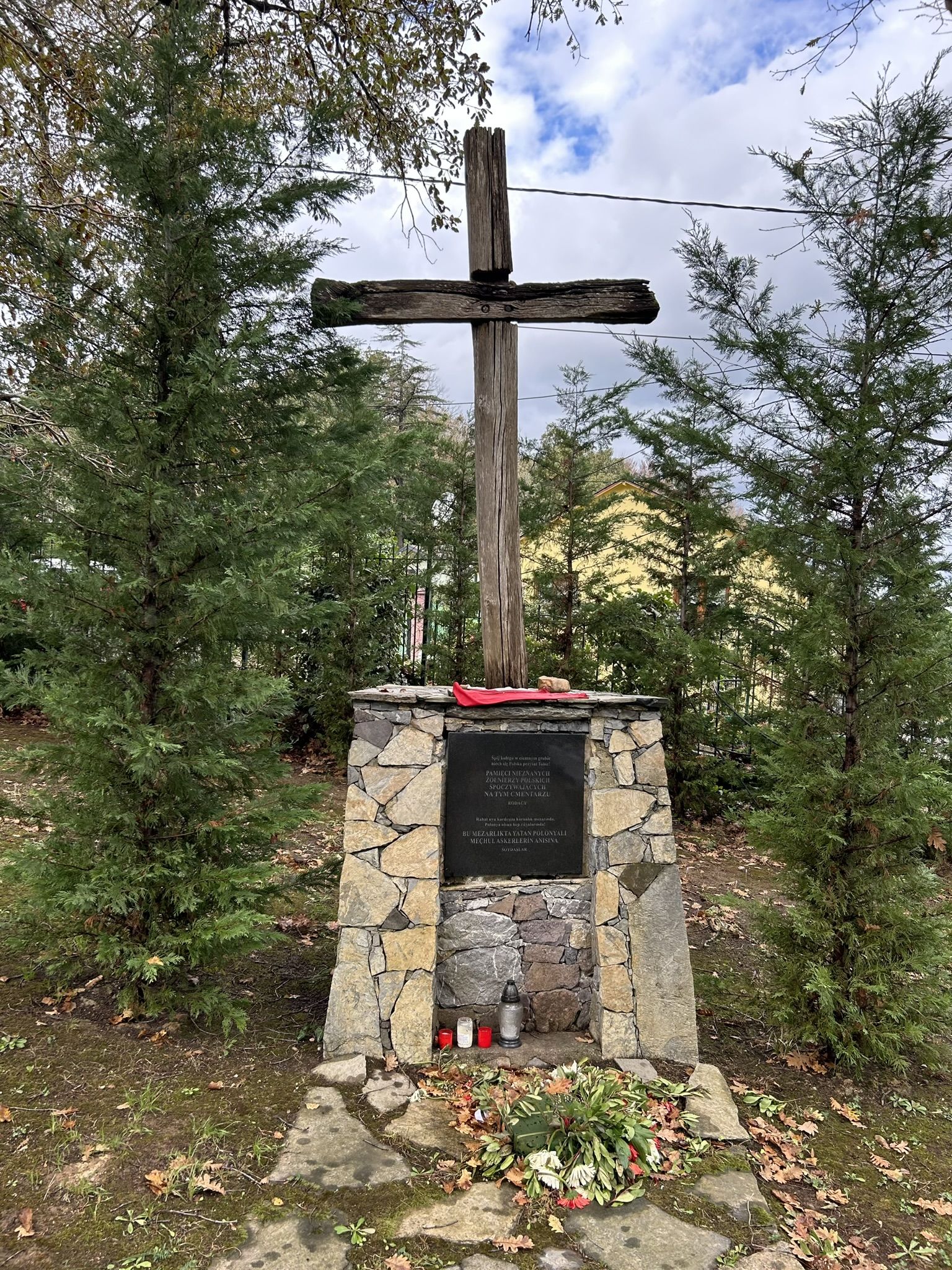 Меморіал невідомим польським солдатам, католицький цвинтар в Адамполі