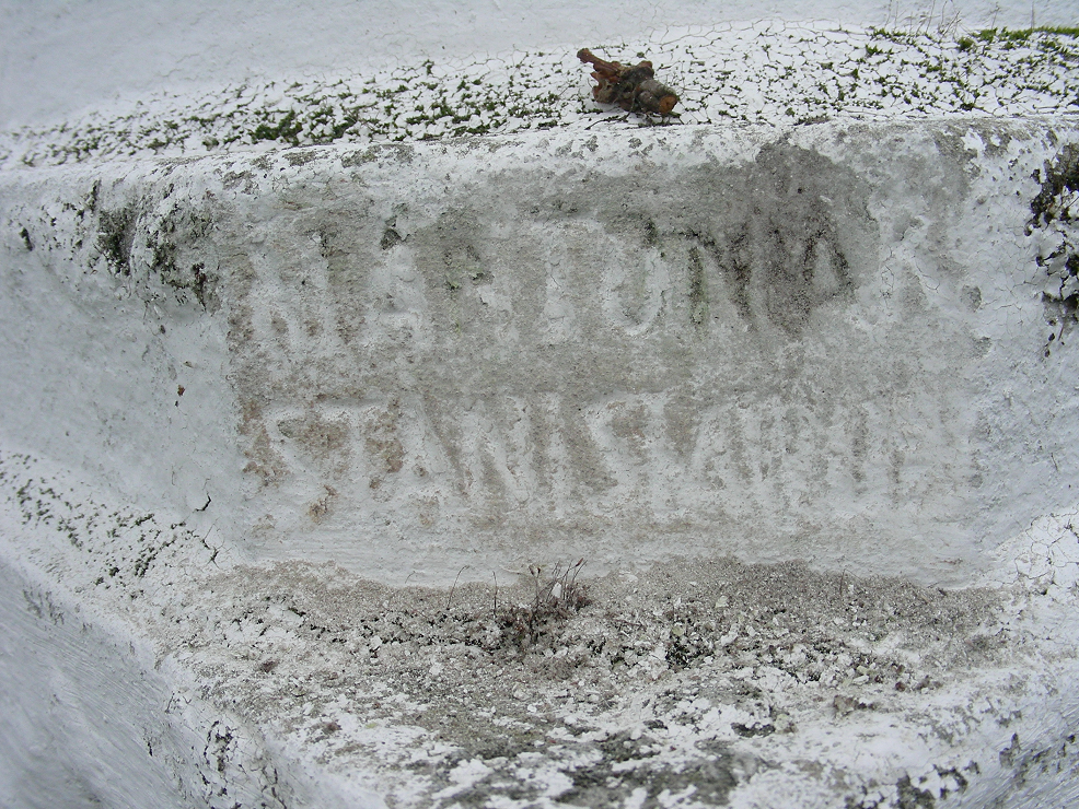Fragment nagrobka Katarzyny i Jana Znamirowskich, cmentarz w Słobódce Dolnej, stan z 2007 r.