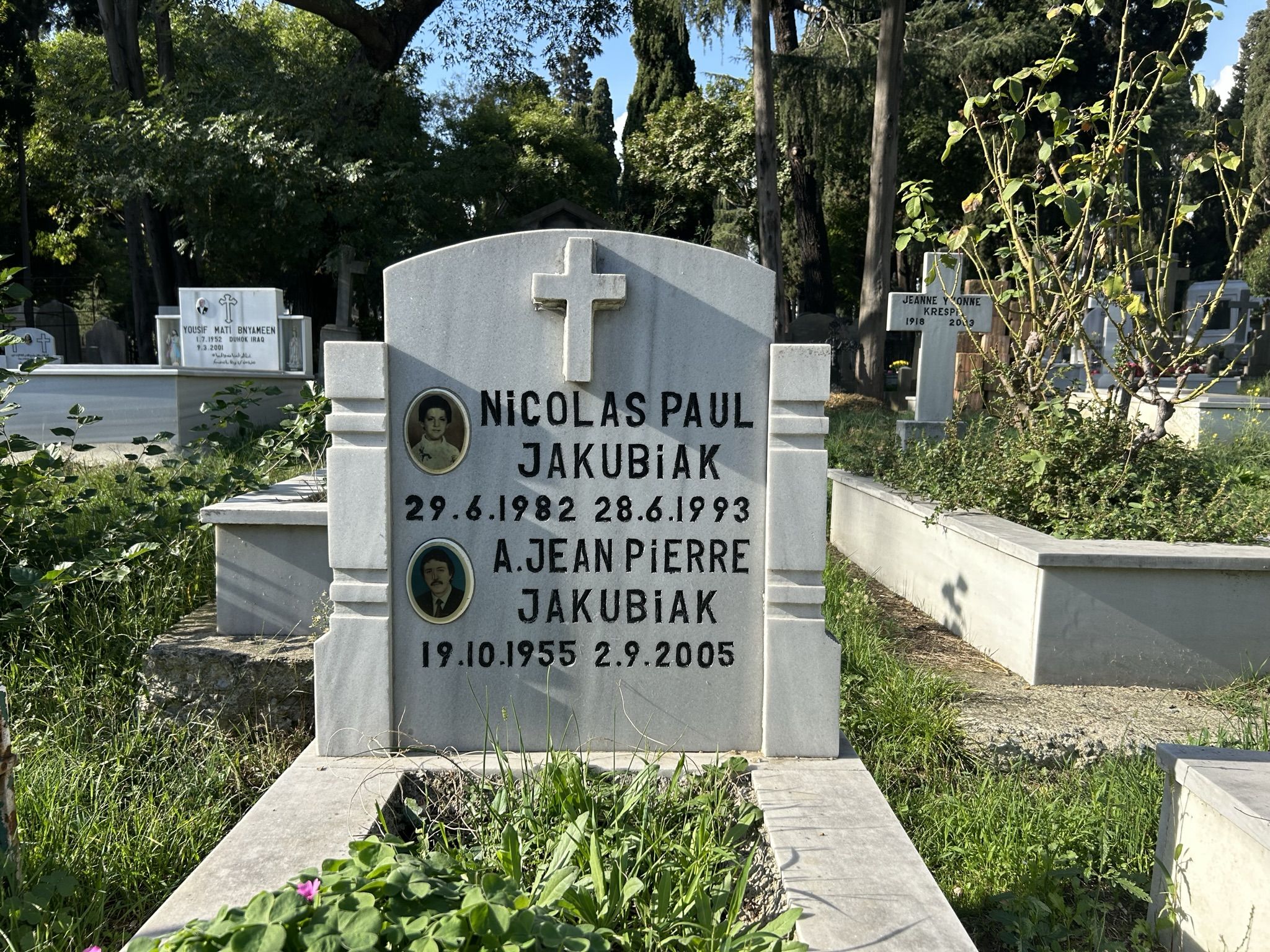 Напис з надгробка Ніколя Поля та А. Жан П'єра Якуб'яка, католицький цвинтар у Ферікьой