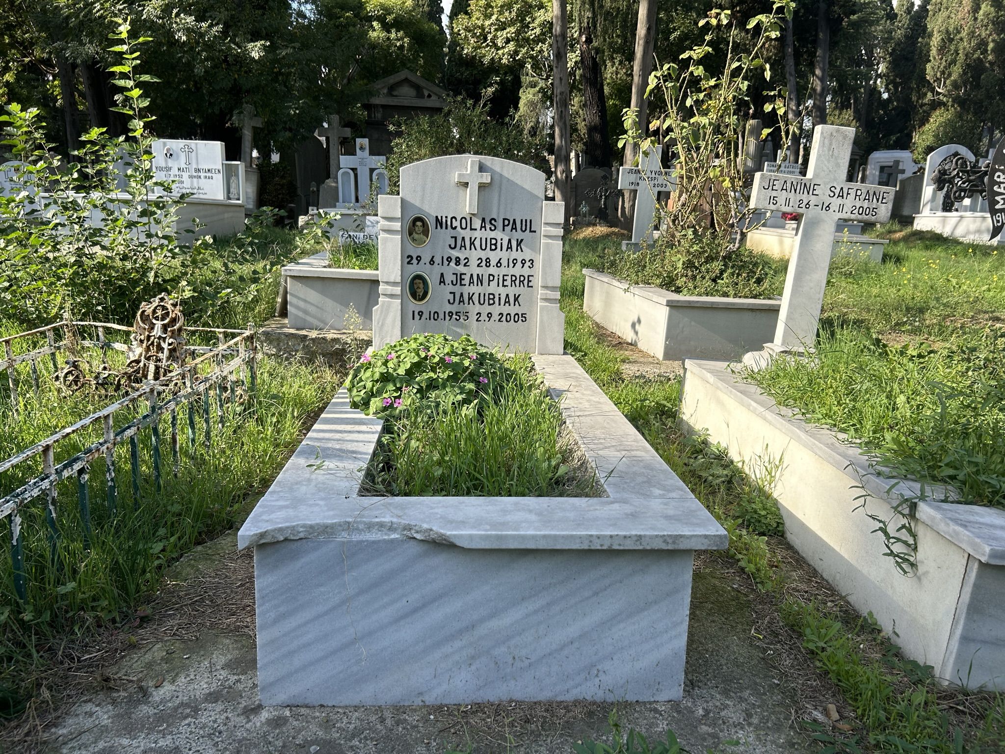 Надгробок Ніколя Поля та абата Жана П'єра Якуб'яка, католицький цвинтар у Ферікьой