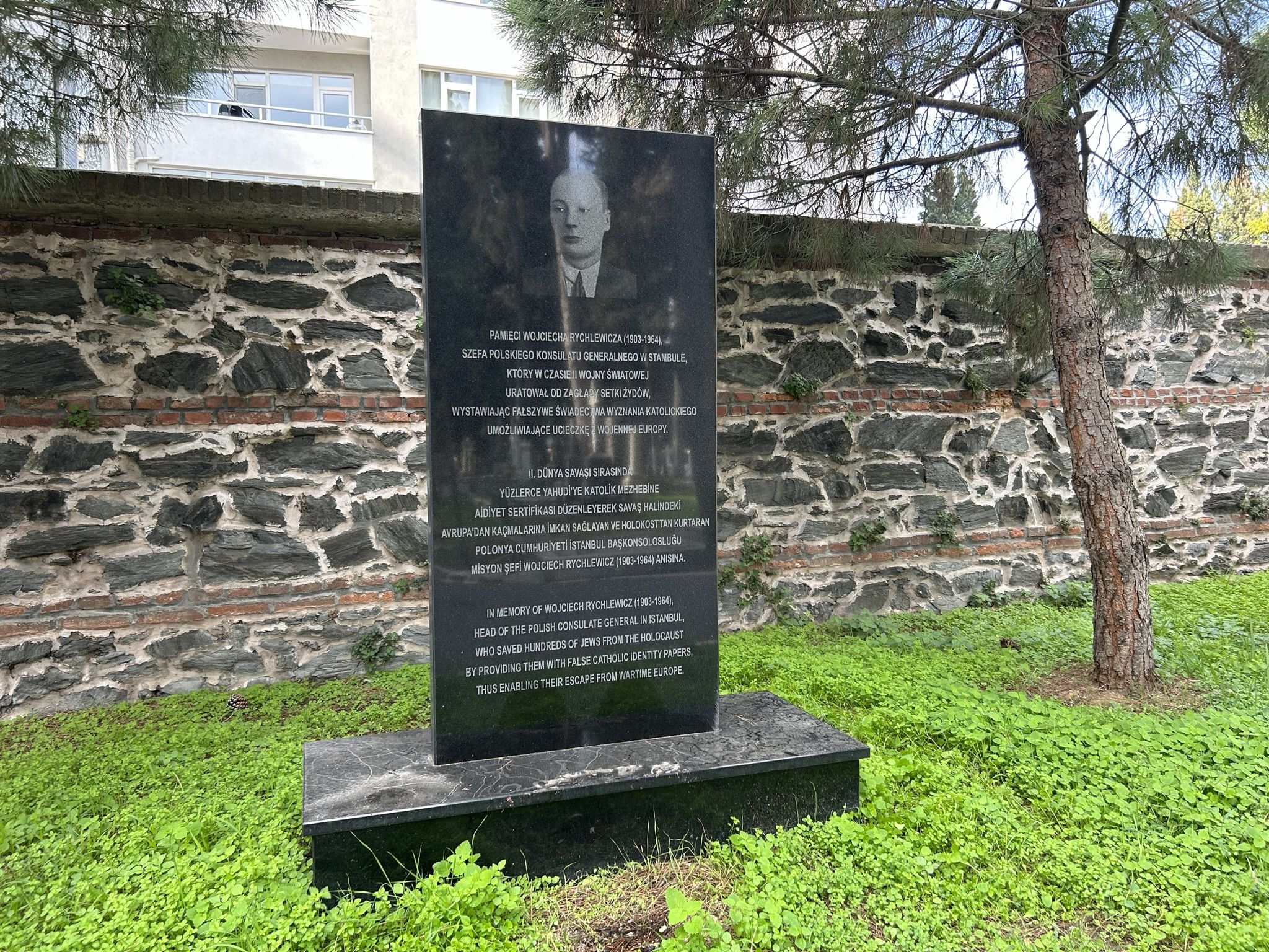 Меморіал Войцеху Рихлевичу на католицькому кладовищі у Ферікьой