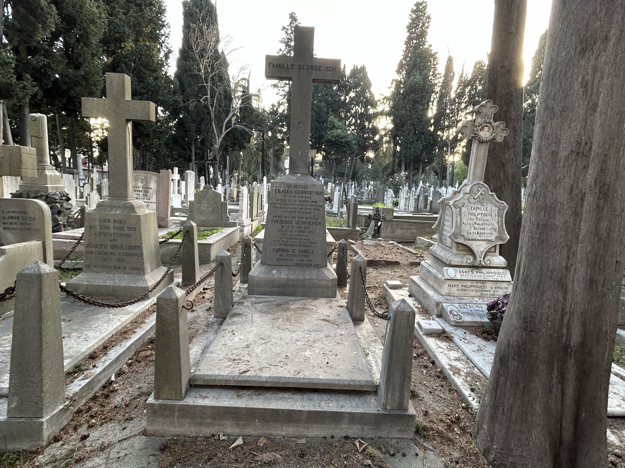 Nagrobek rodziny Georgevich, cmentarz katolicki w Feriköy