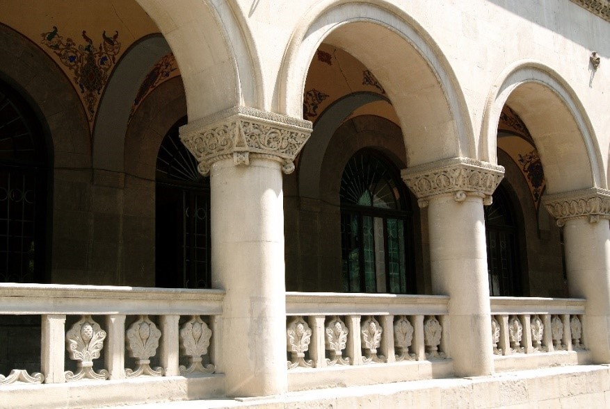 Gallery of the building's terrace on the west side of Lado Gudiashvilli Street