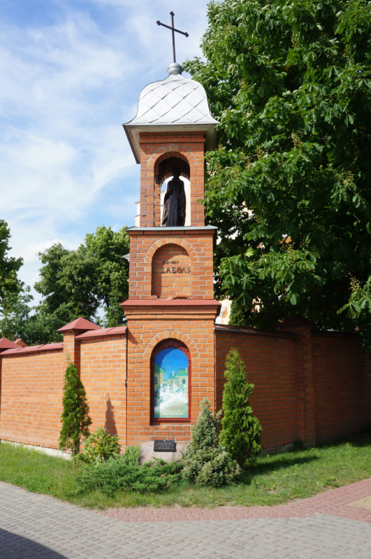 Współczesna kapliczka upamiętniająca miejsce męczeństwa św. Andrzeja Boboli
