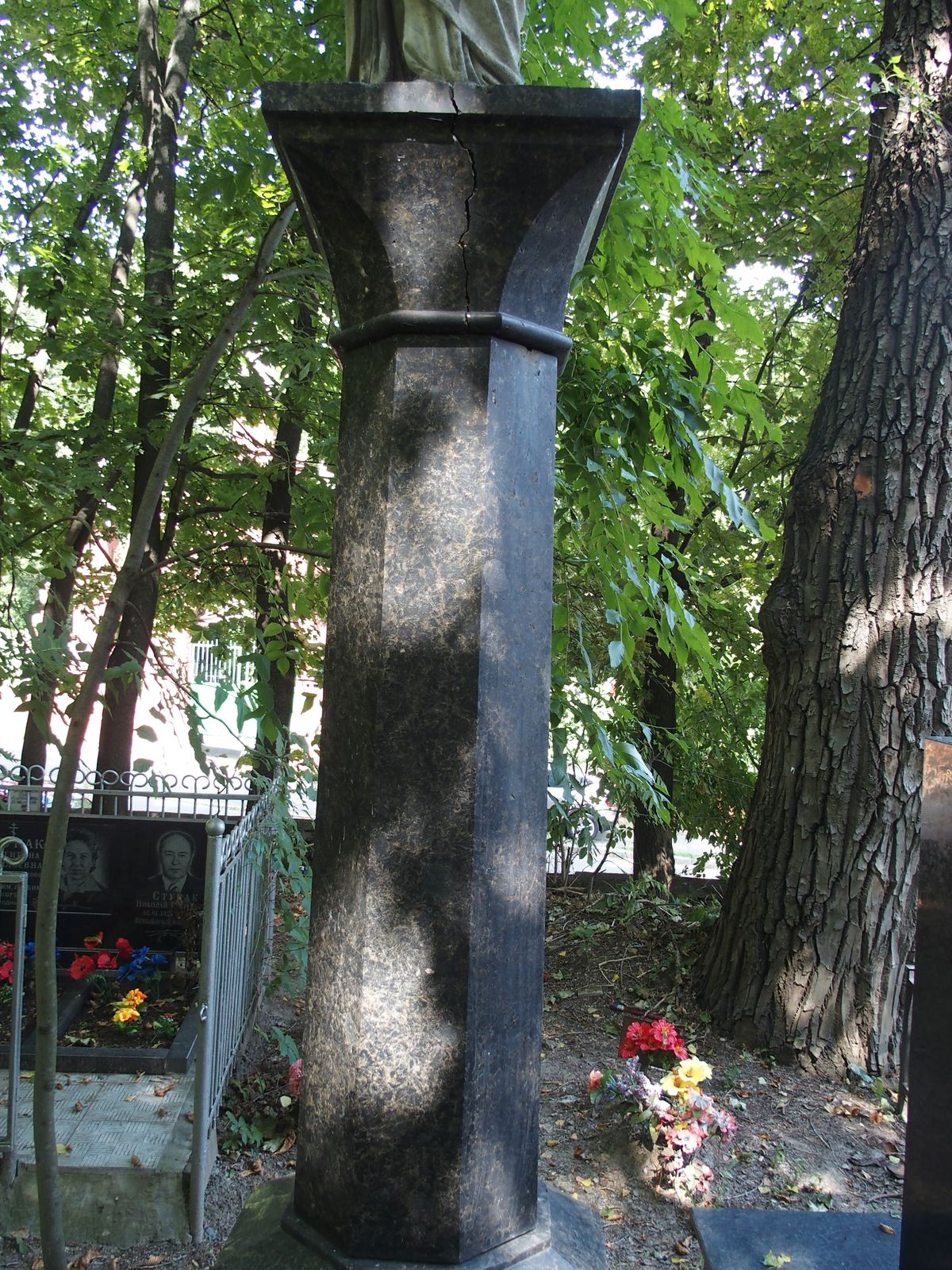 Fragment of Amelia Platzer's tombstone, Baykova cemetery in Kiev, as of 2021.