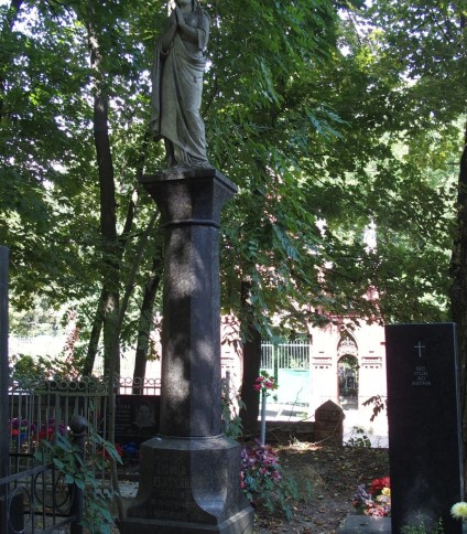 Nagrobek Amelii Platzer, cmentarz Bajkowa w Kijowie, stan z 2021.