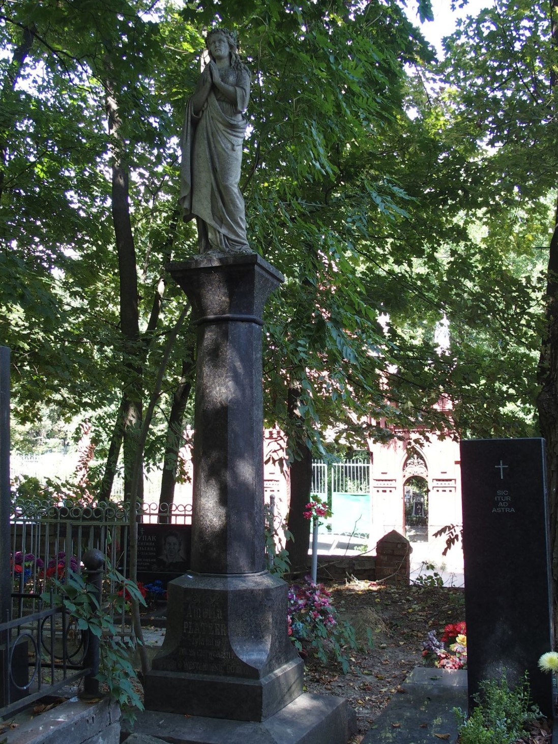 Tombstone of Amelia Platzer, Baykova cemetery in Kiev, as of 2021.