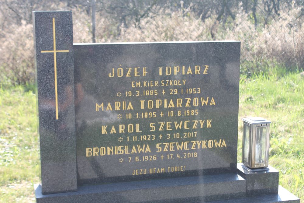Fotografia przedstawiająca Nagrobek rodzin Topiarz i Szewczyk