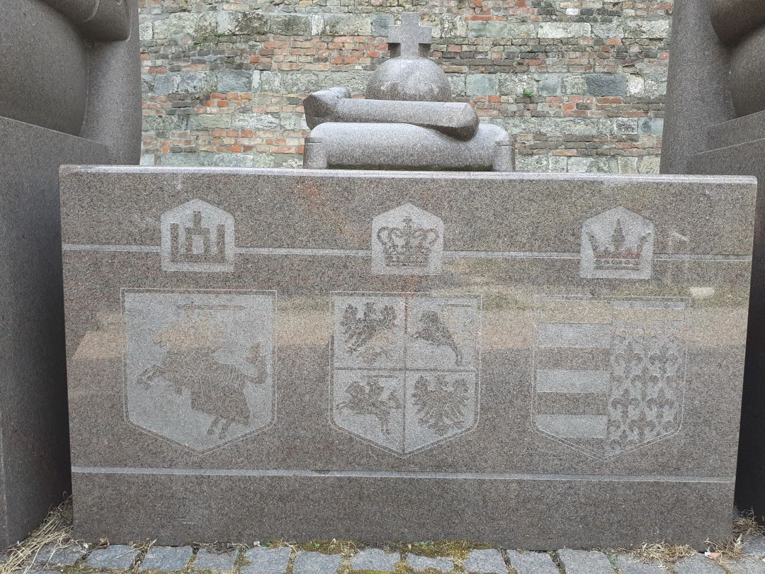 Fotografia przedstawiająca Pomnik Władysława Jagiełły i Jadwigi w Budapeszcie