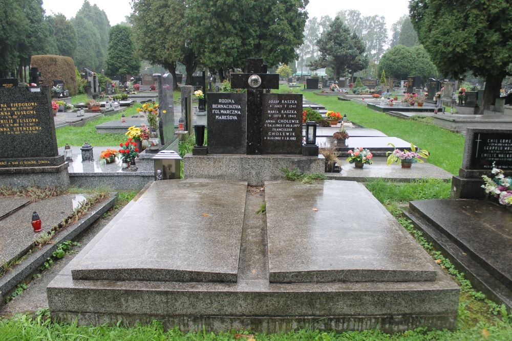 Fotografia przedstawiająca Tombstone of the Raszka and Cholewik families