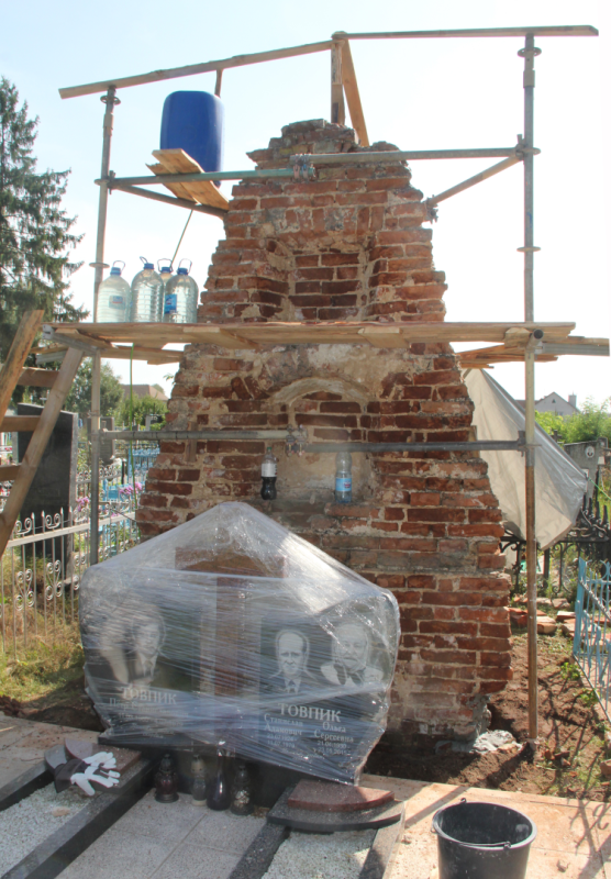 Fotografia przedstawiająca Nagrobny pomnik rodu Sapiehów w Berezie Kartuskiej