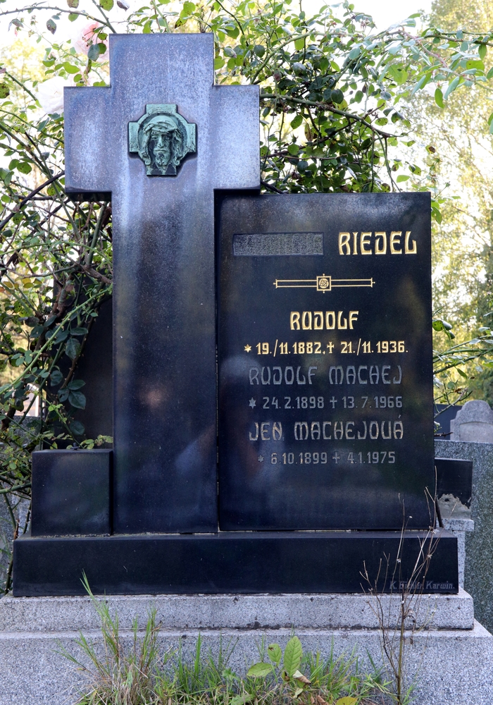 Fotografia przedstawiająca Tombstone of Rudolf Riedl, Rudolf Machej and Jen Machejová