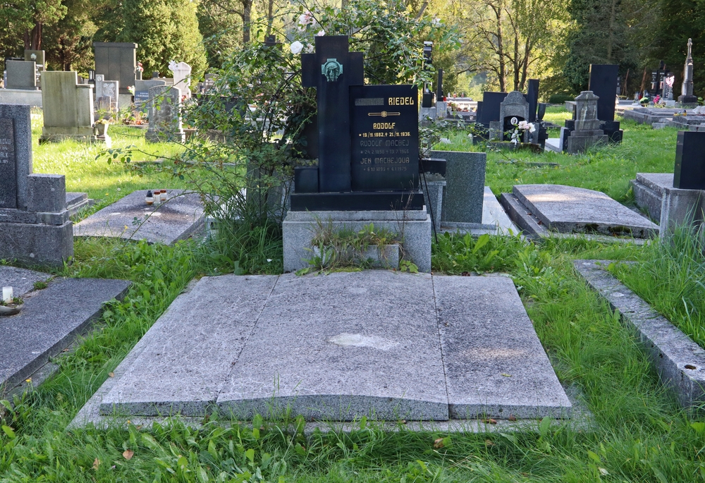 Fotografia przedstawiająca Tombstone of Rudolf Riedl, Rudolf Machej and Jen Machejová