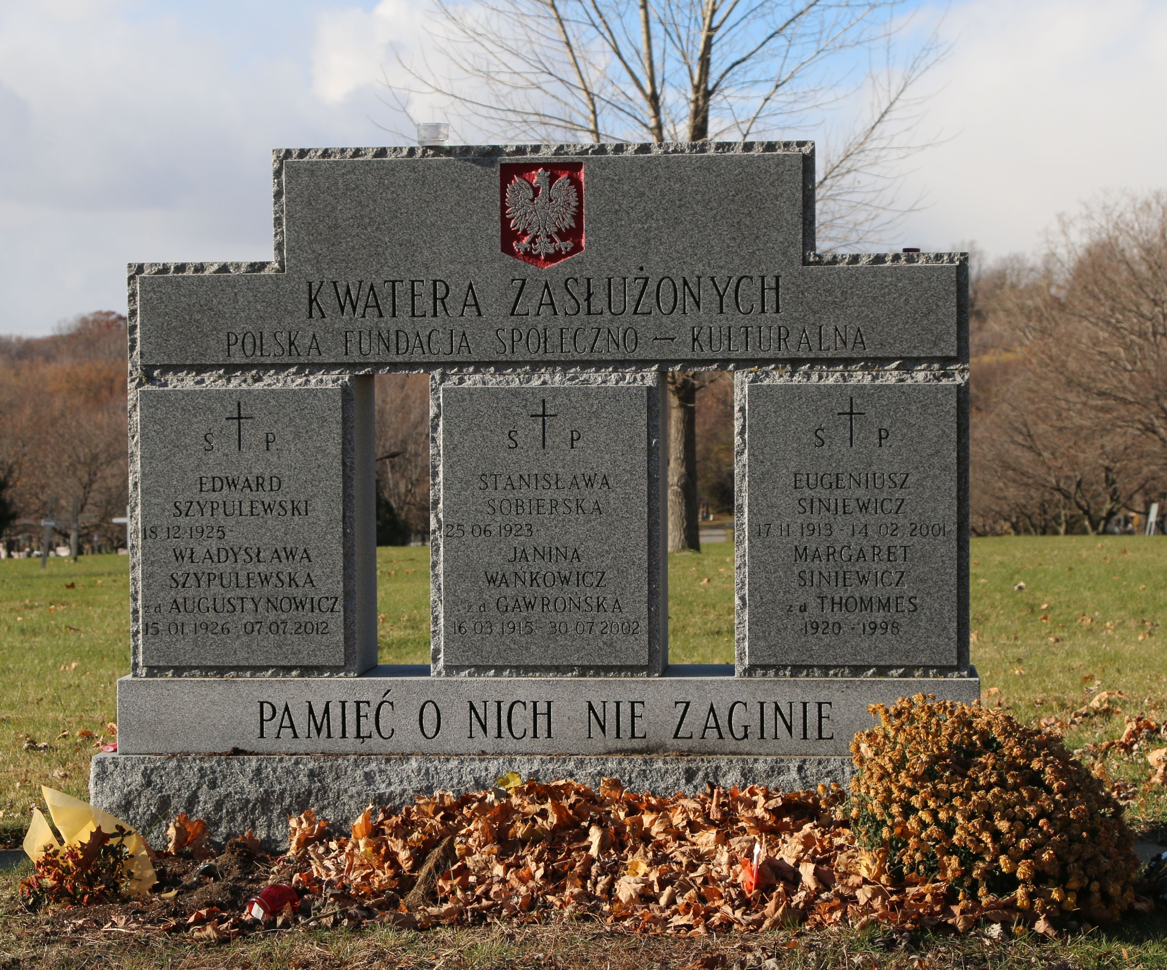 Fotografia przedstawiająca Quarters of Merit for the Polish community at the Notre-Dame-Des-Neige cemetery in Montreal