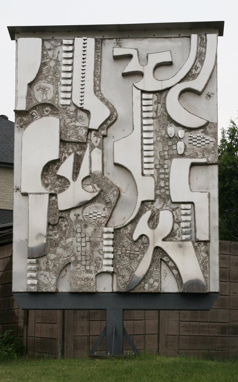Fotografia przedstawiająca Krystyna Sadowska i jej rzeźby przestrzenne