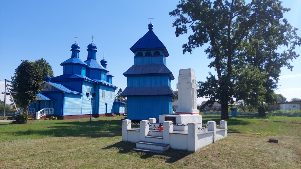Grób legionistów polskich na cmentarzu przycerkiewnym