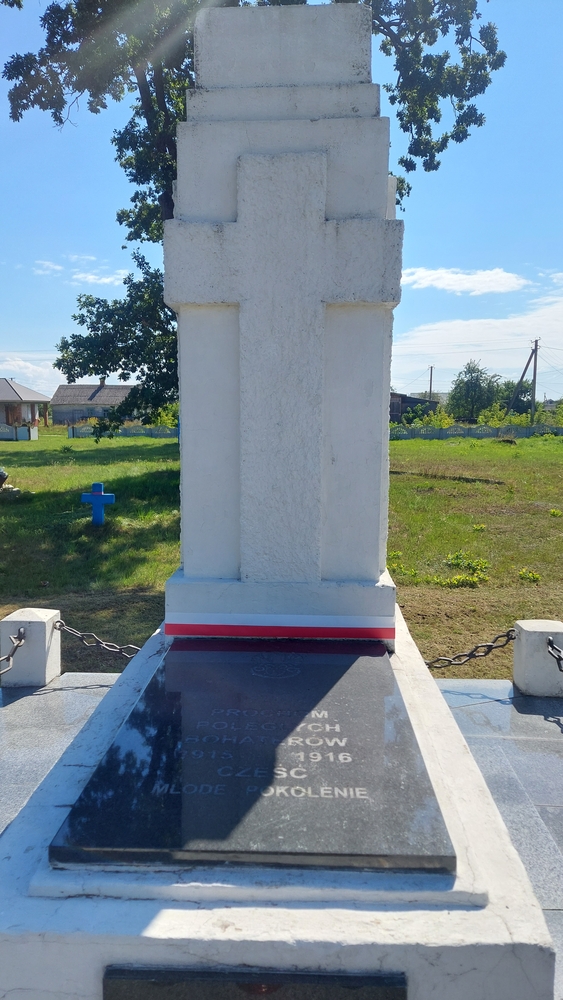 Grób legionistów polskich na cmentarzu przycerkiewnym
