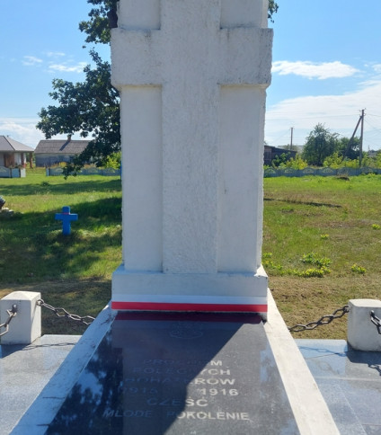 Grób legionistów polskich na cmentarzu przycerkiewnym