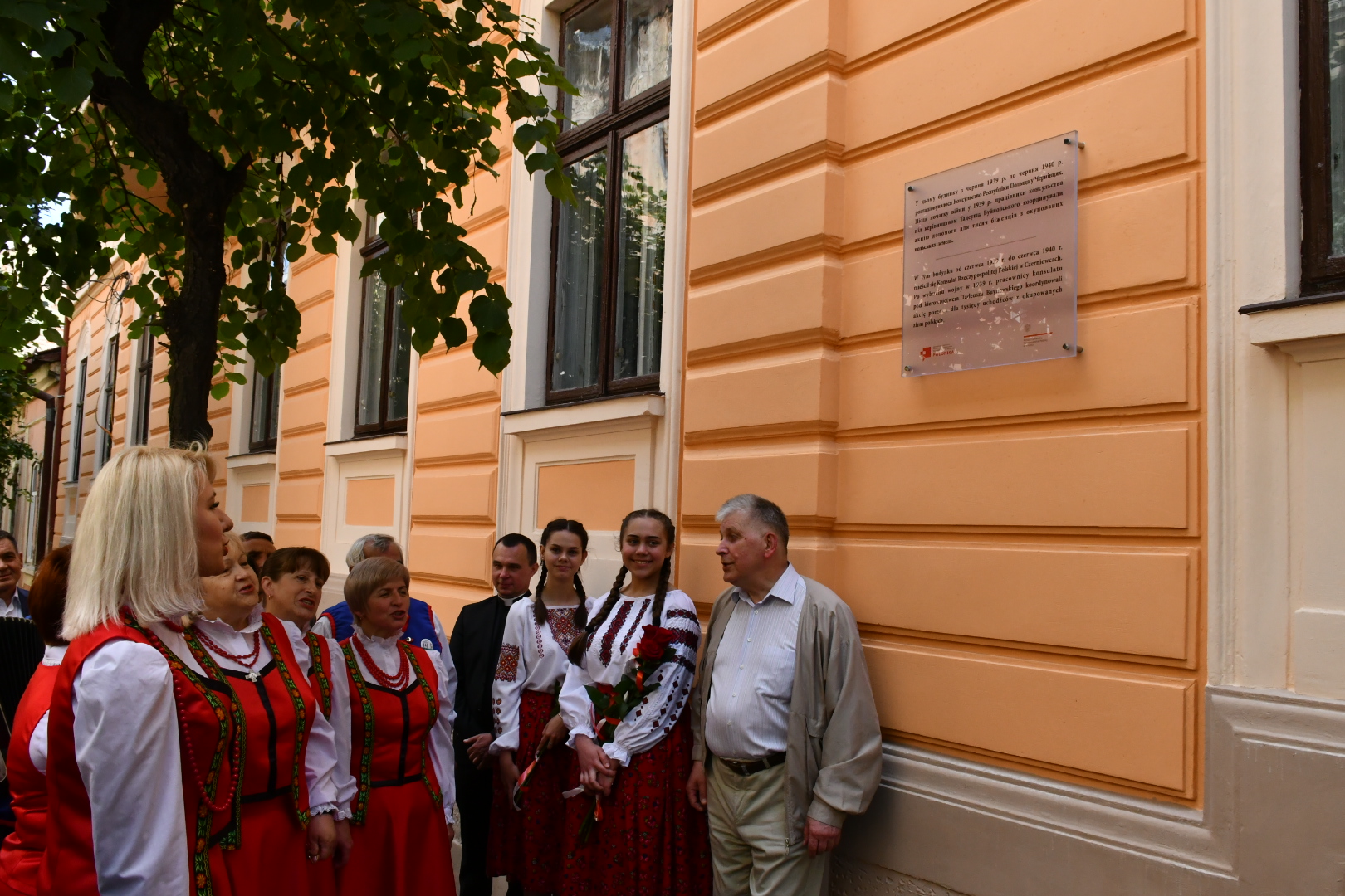 Photo montrant Commemorative plaque on the building of the former Polish Consulate in Chernivtsi