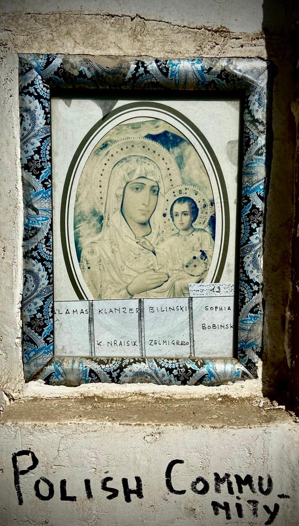 Fotografia przedstawiająca Tablica  upamiętniająca Polaków na cmentarzu rzymskokatolickim w Heluan (Egipt)