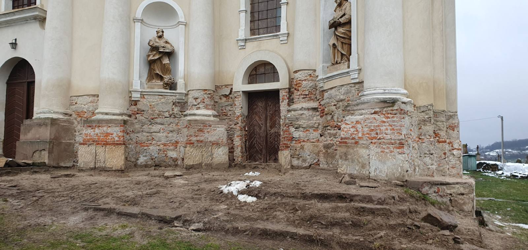 Fotografia przedstawiająca Conservation work at Holy Trinity Church in Mikulinets (Ukraine)