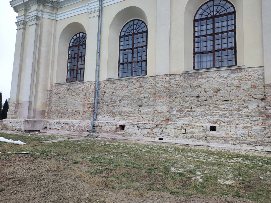 Fotografia przedstawiająca Prace konserwatorskie w kościele pw. Świętej Trójcy w Mikulińcach (Ukraina)