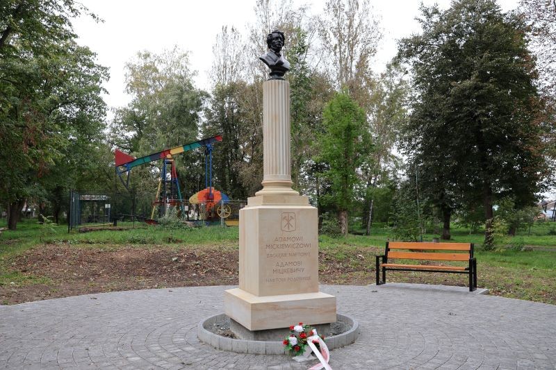 Fotografia przedstawiająca Prace konserwatorskie pomnika Adama Mickiewicza w Borysławiu (Ukraina)