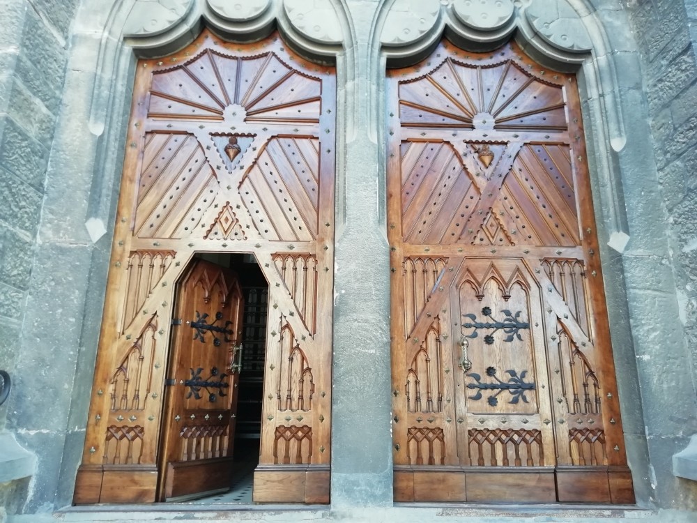 Fotografia przedstawiająca Konserwacja głównych drzwi kościóła pw. św. Stanisława Biskupa i Męczennika w Czortkowie