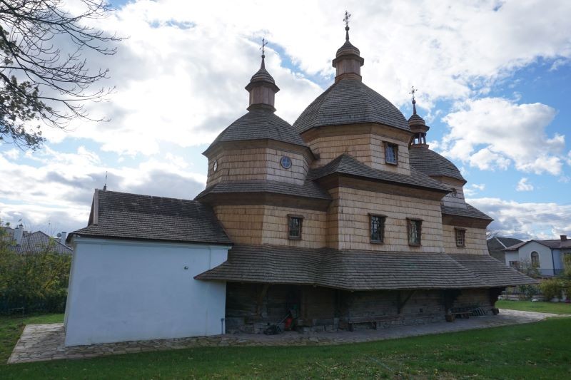 Photo montrant Reconstruction of the roof domes of the Holy Trinity Church in Zhovkva