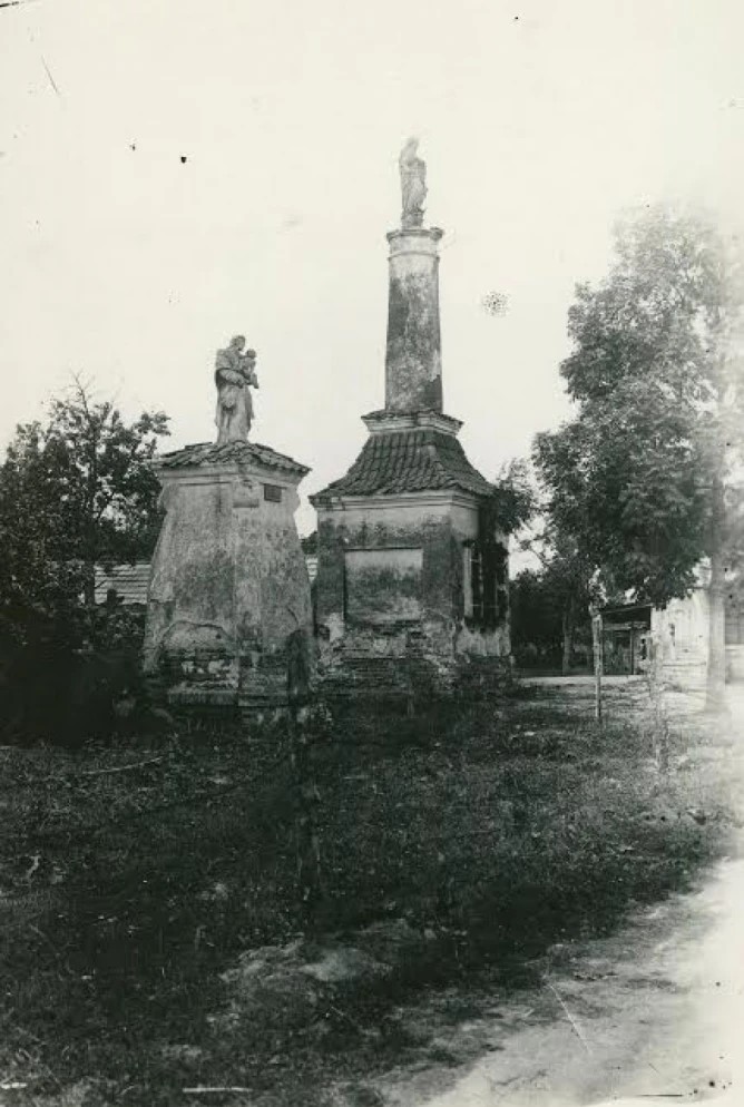 Fotografia przedstawiająca Palace, church and historical statues in Holoby (Ukraine)