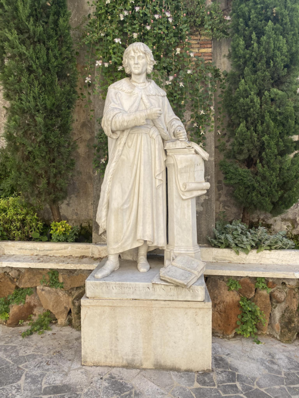 Fotografia przedstawiająca Prace konserwatorskie przy figurze Mikołaja Kopernika w Rzymie