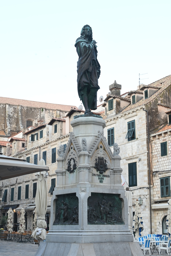 Photo montrant Vladislav IV on the statue of Ivan Gundulić in Dubrovnik