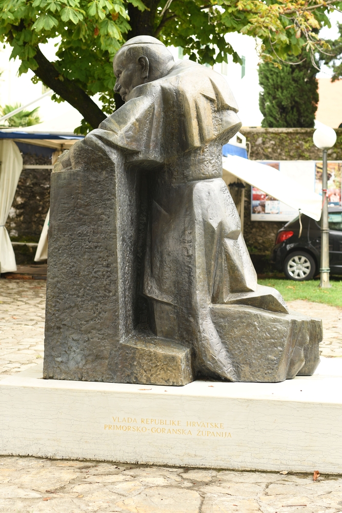 Fotografia przedstawiająca Monuments and plaques commemorating John Paul II in Croatia