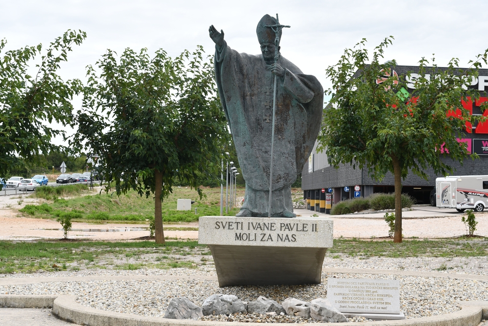 Fotografia przedstawiająca Pomniki i tablice upamiętniające Jana Pawła II w Chorwacji