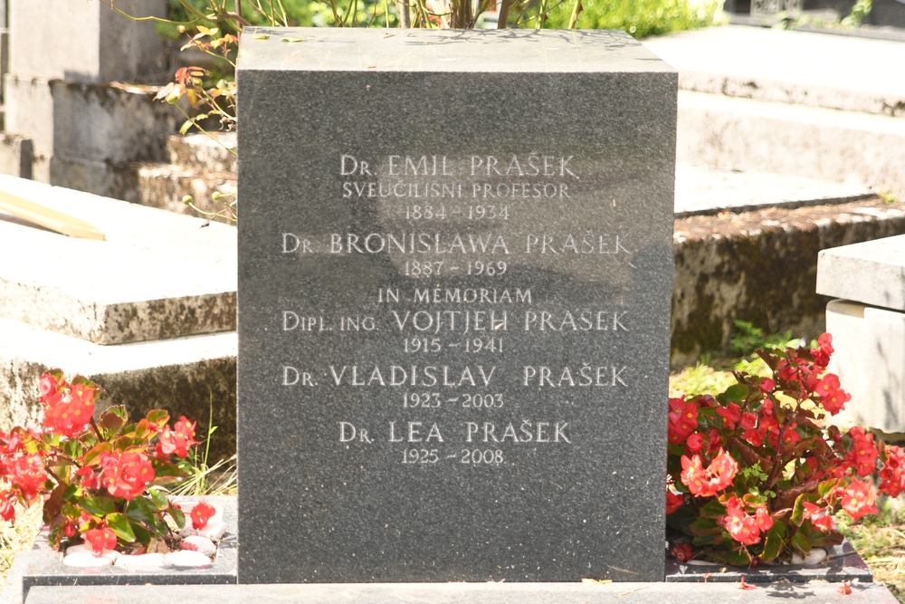 Photo montrant Tombstone of the Polish physician Bronislawa Całczyńska-Prašek decorated with the Righteous Among the Nations medal