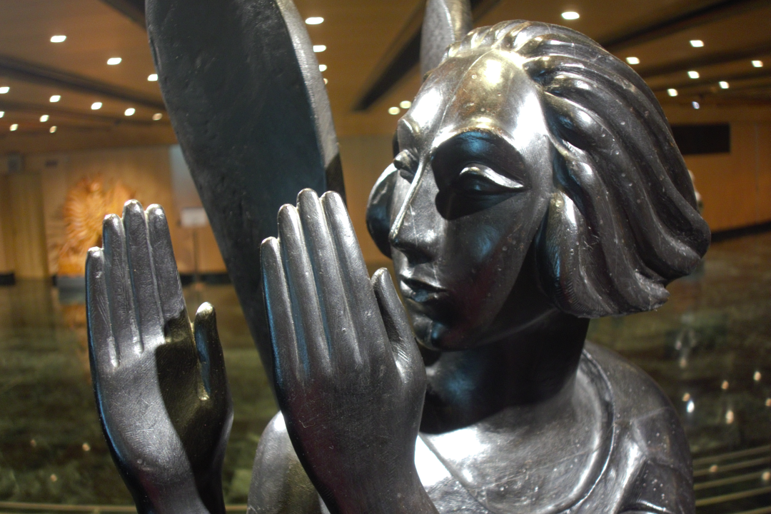 Fotografia przedstawiająca Rzeźba „Czarny anioł” Marii Lednickiej-Szczytt