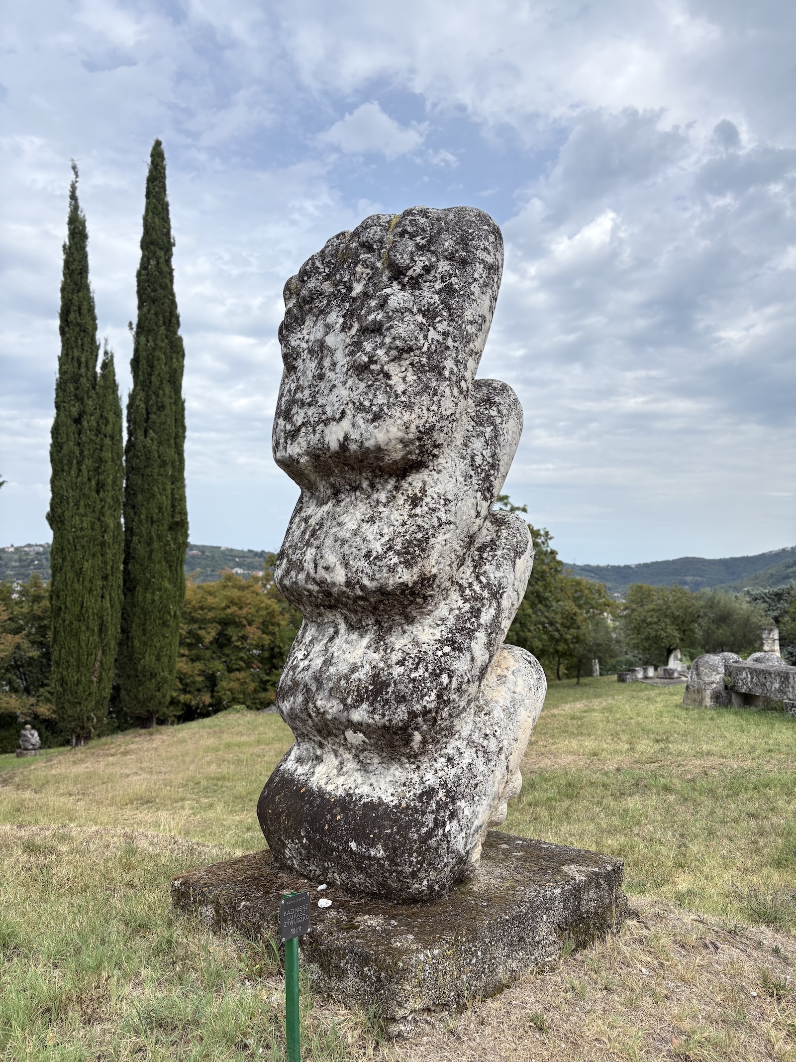Photo montrant Sculptures by Polish artists at the Forma Viva open-air sculpture workshop in Portorož