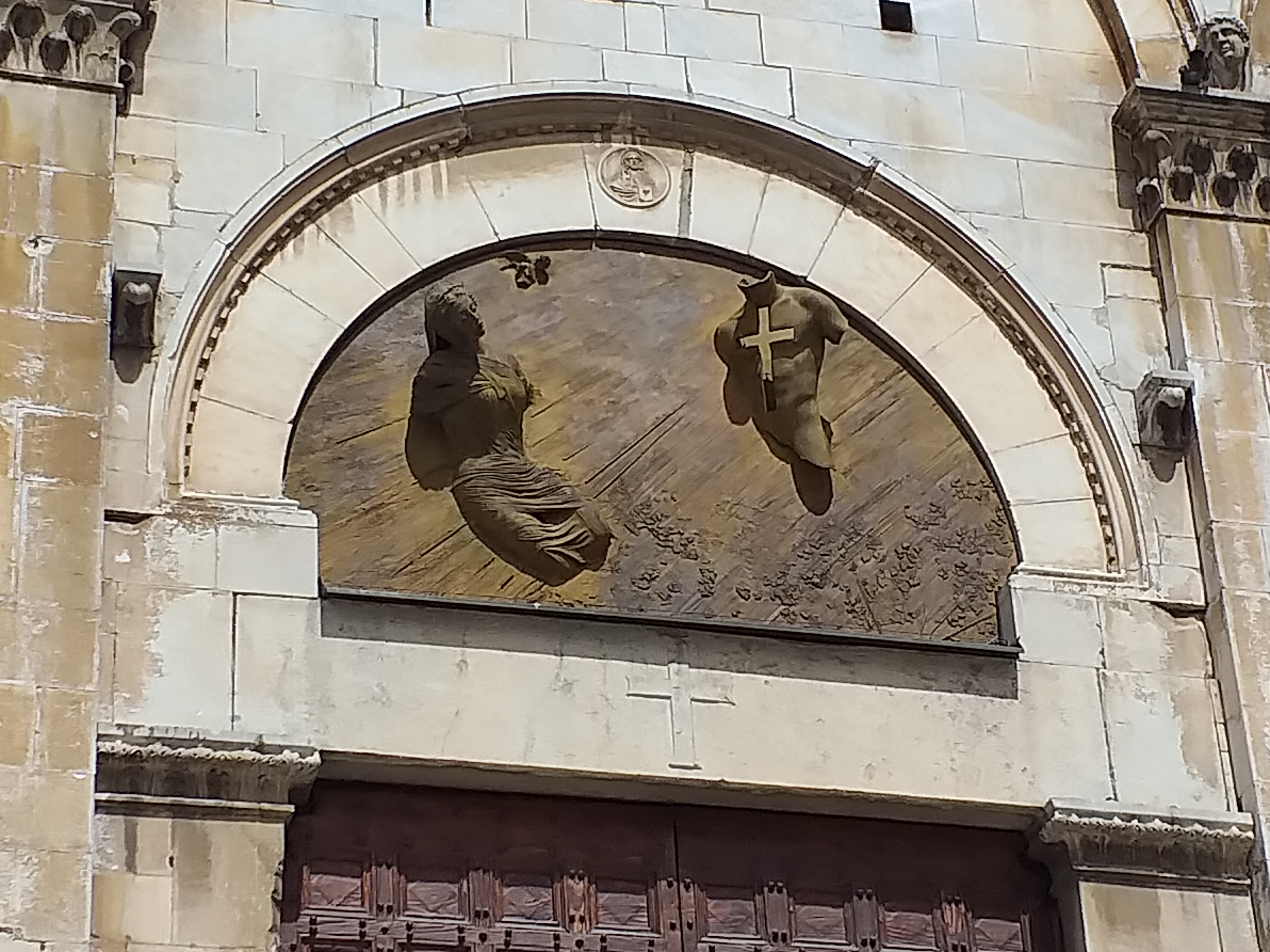 Fotografia przedstawiająca „Annnciazione”, relief Igora Mitoraja nad wrotami Chiesa di Sant\'Agostino w Pietrasanta