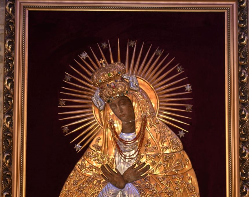 Photo showing A copy of the painting of Our Lady of the Dawn Gate and a plaque dedicated to Jozef Pilsudski at the Adriatic Sea