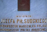 Fotografia przedstawiająca Kopia obrazu Matki Boskiej Ostrobramskiej i tablica poświęcona Józefowi Piłsudskiemu nad Adriatykiem