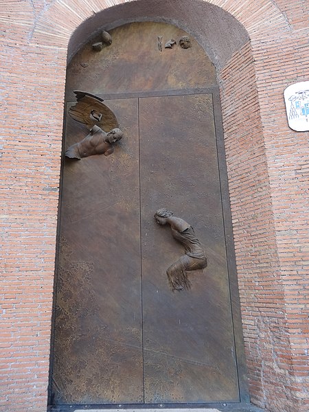 Fotografia przedstawiająca Igor Mitoraj \"Gate of Angels\" in Rome