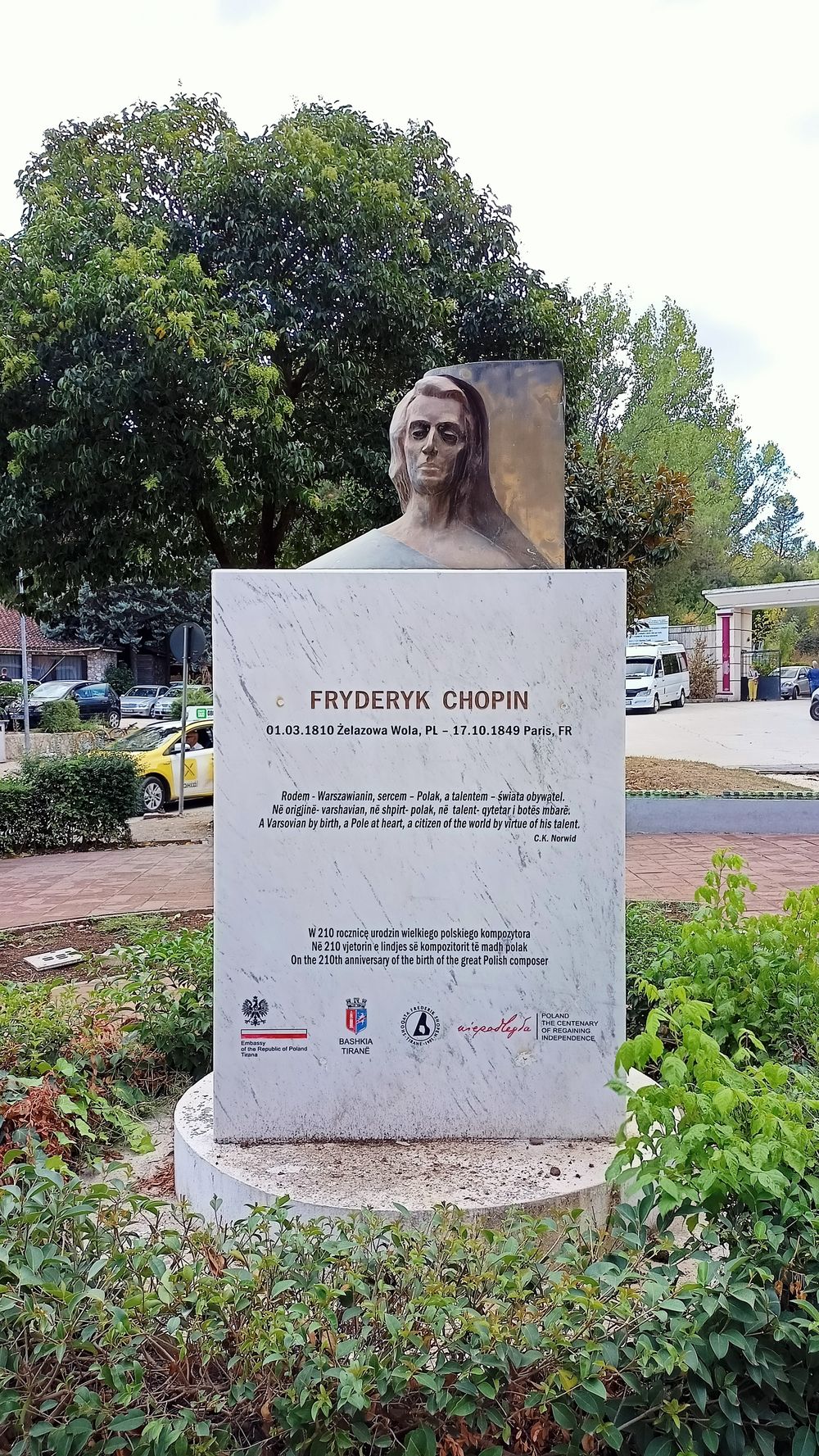 Fotografia przedstawiająca Pomnik Fryderyka Chopina w Albanii