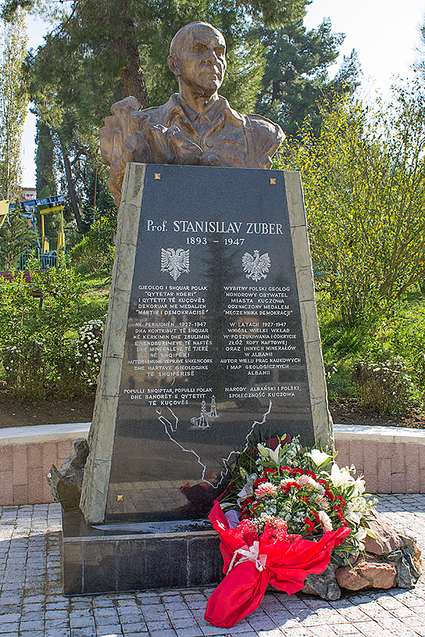 Fotografia przedstawiająca Pomnik prof. Stanisława Zubera w Albanii