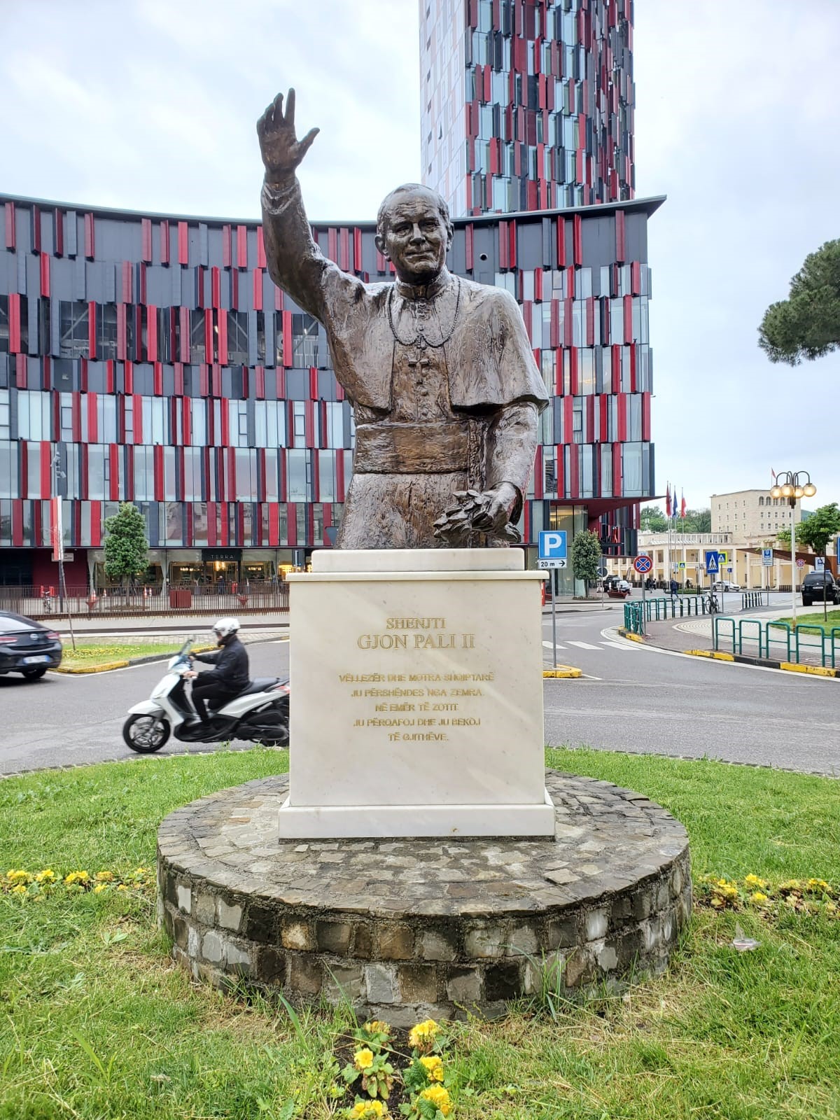 Fotografia przedstawiająca Pomnik  i inne formy upamiętnienia  Jana Pawła II w Albanii